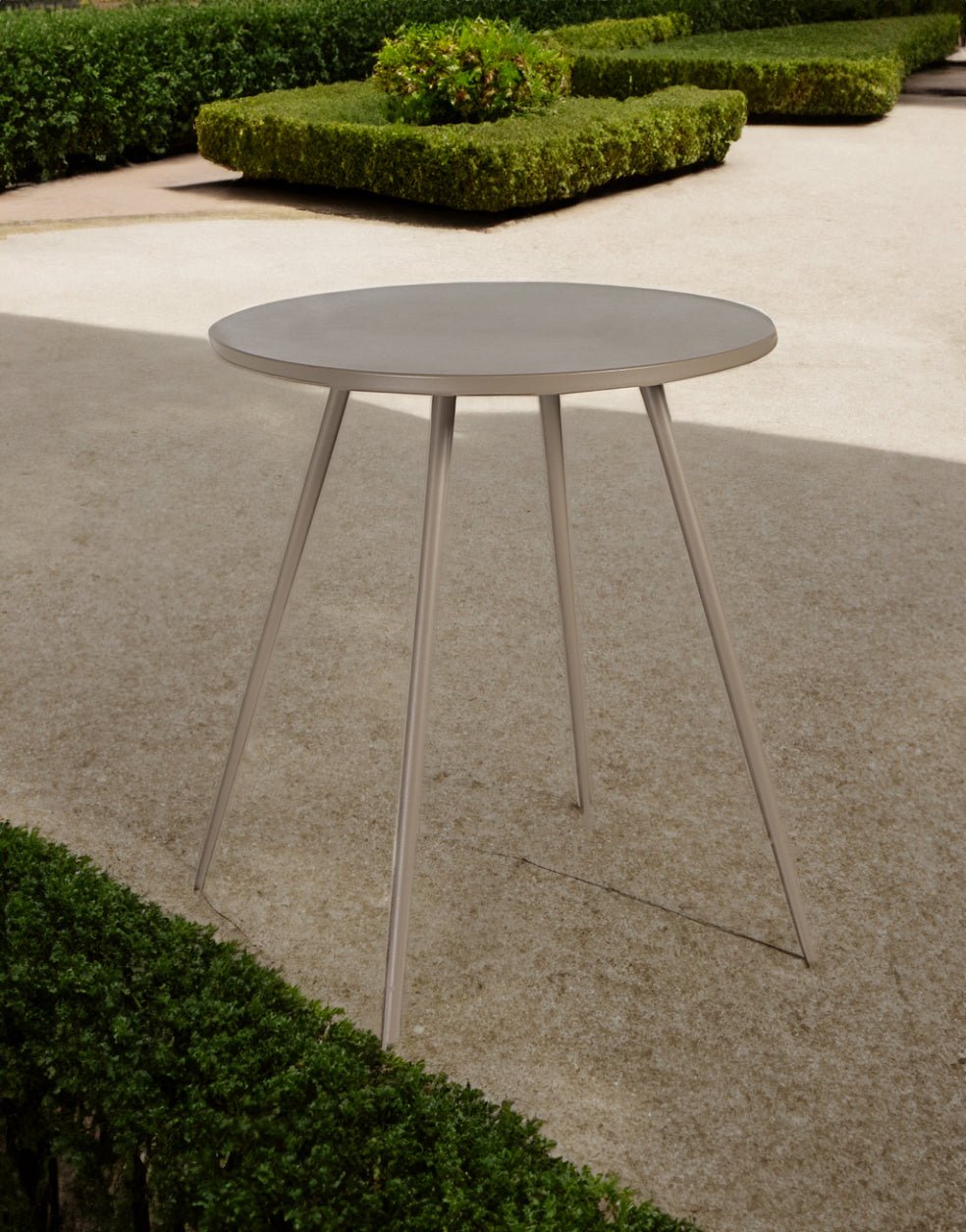 Mesa de Exterior Redonda Kapan - #pino_y_jacaranda#
