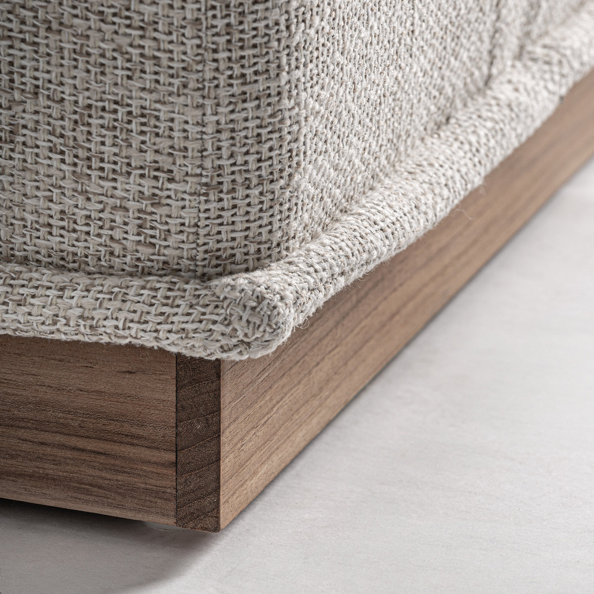 Módulo central de sofá tapizado y teca Ferragudo beige