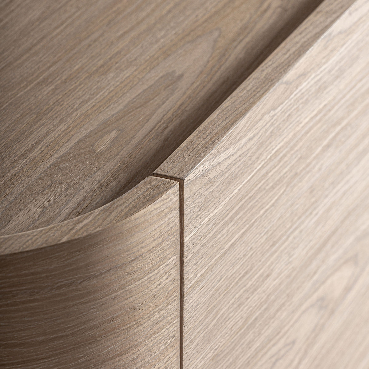 Mueble TV de roble color crema Guincho