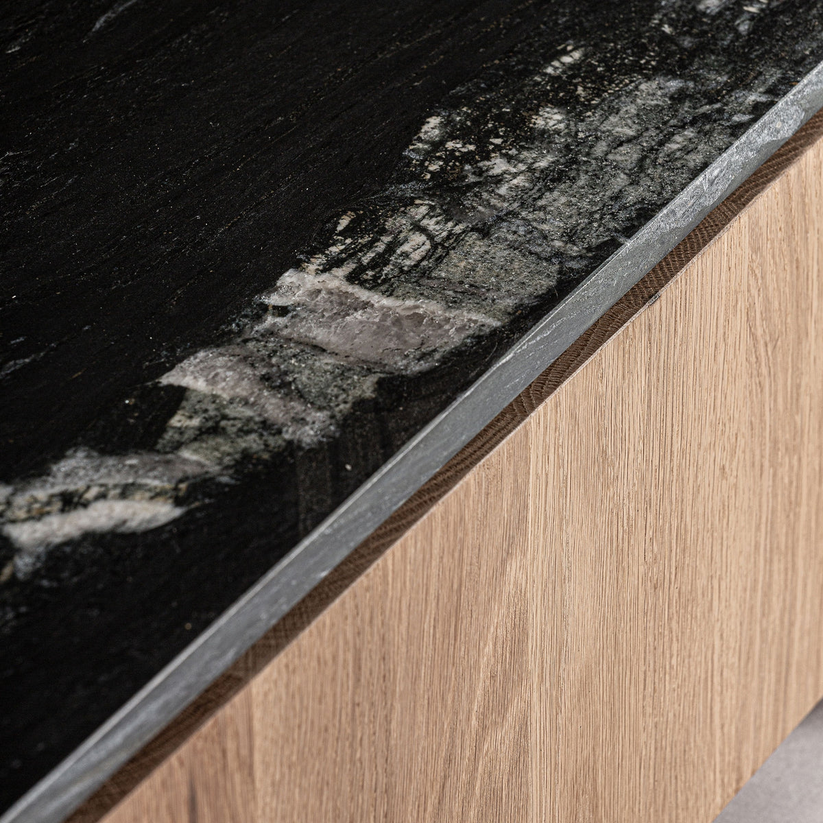 Mueble TV de roble y mármol negro Lovran