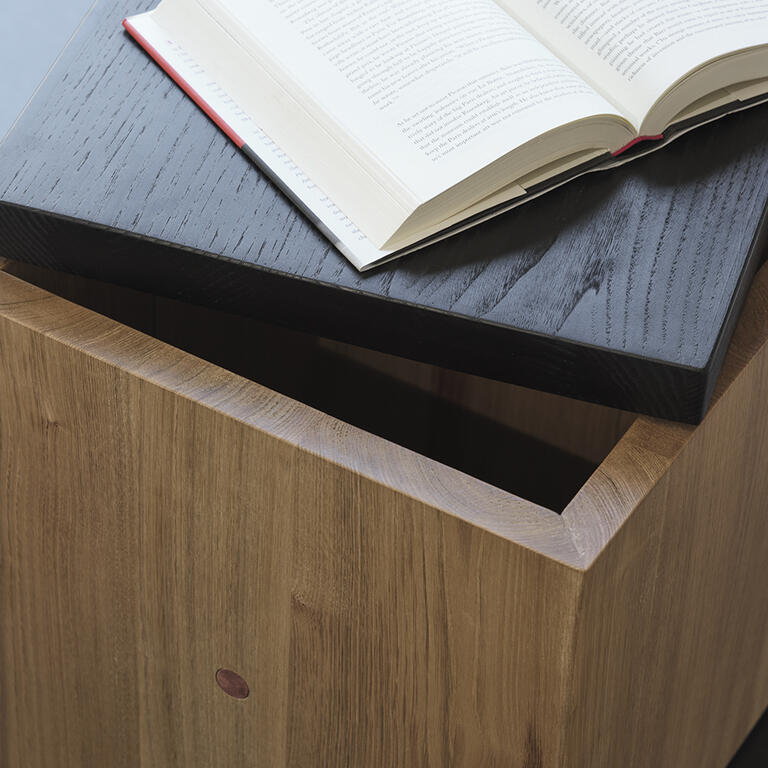 Taburete con tapa recta oscura de álamo macizo Anshu