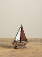 Barco de Madera con Vela Roja