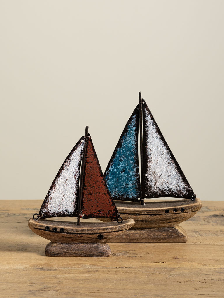 Barco de Madera con Vela Roja