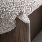 Pie de cama de olmo y tapizado beige Busot