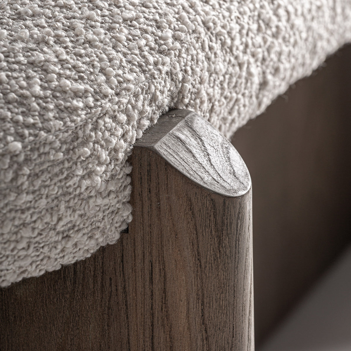 Pie de cama de olmo y tapizado beige Busot