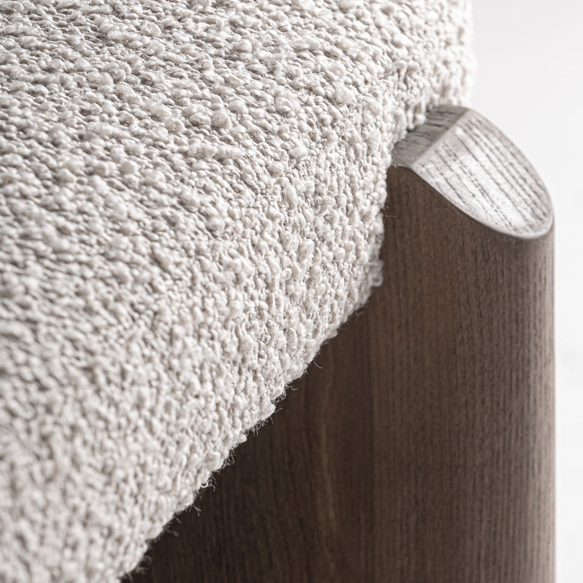 Pie de cama de olmo y tapizado beige Busot