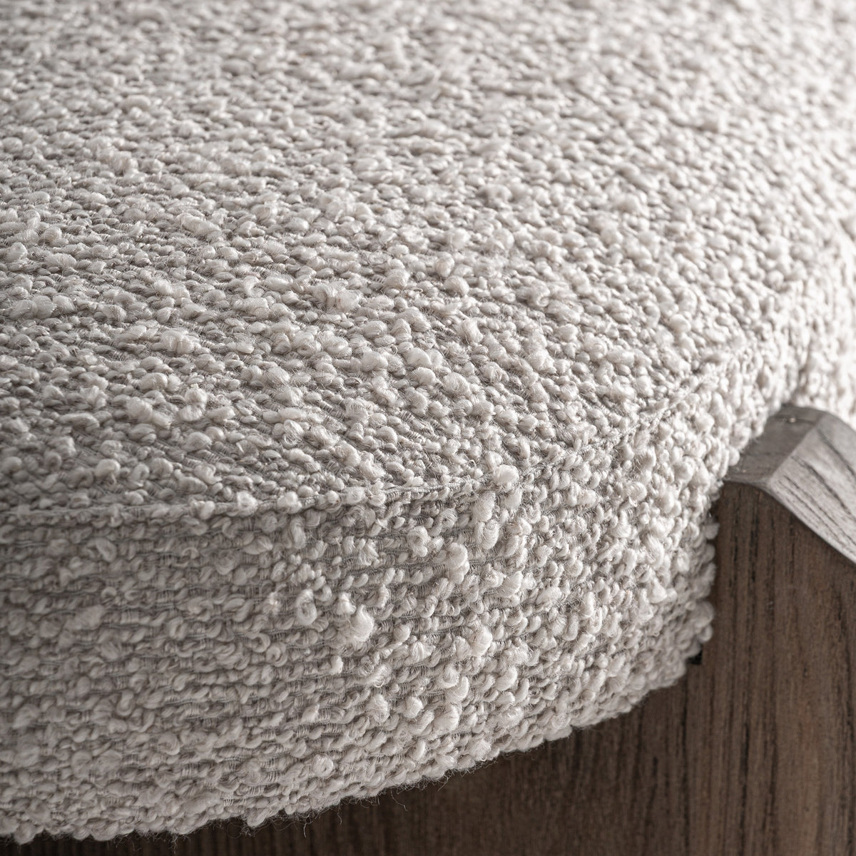 Pie de cama de olmo y tapizado beige Busot