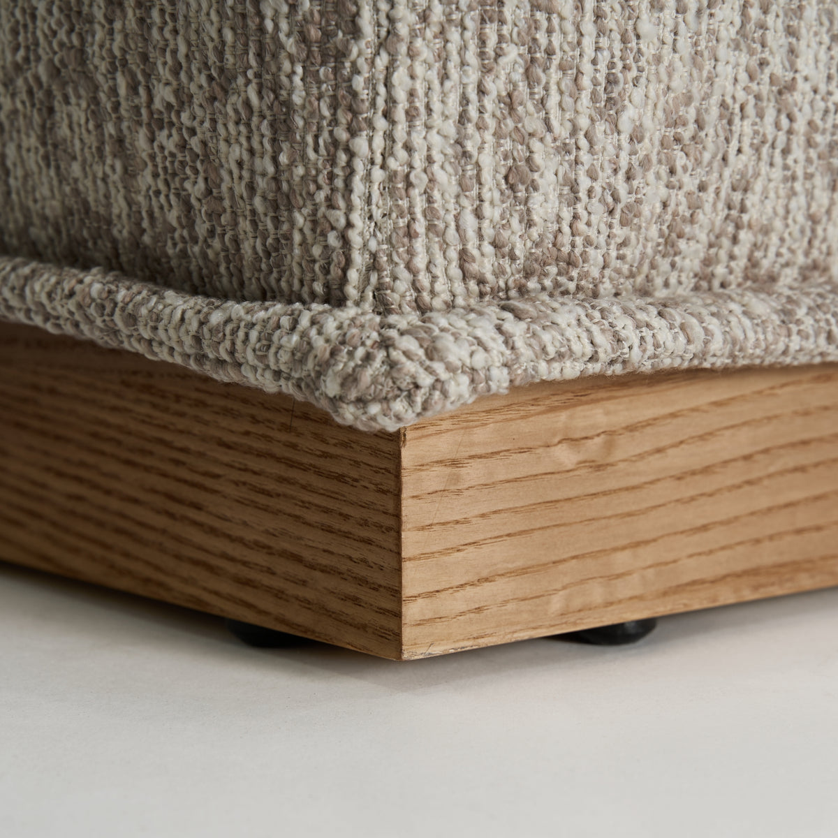 Puff tapizado beige Famorca