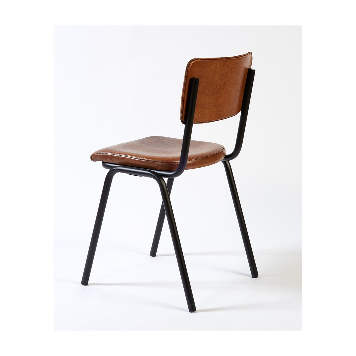 Silla de piel envejecida y metal negro Benarrabá