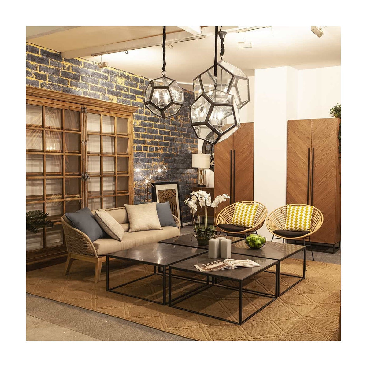 Vitrina de pino natural con puertas de cristal Tolox