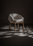 Silla baja de olmo y tapizado beige Alcossebre