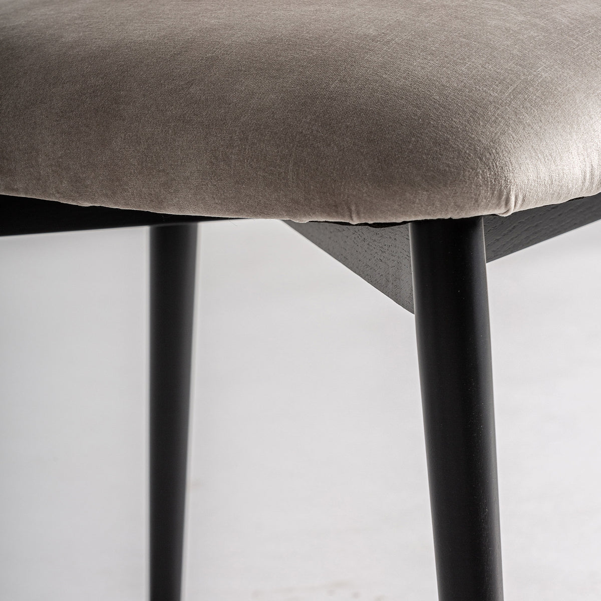 Silla de arce negro y tapizado beige Forcall