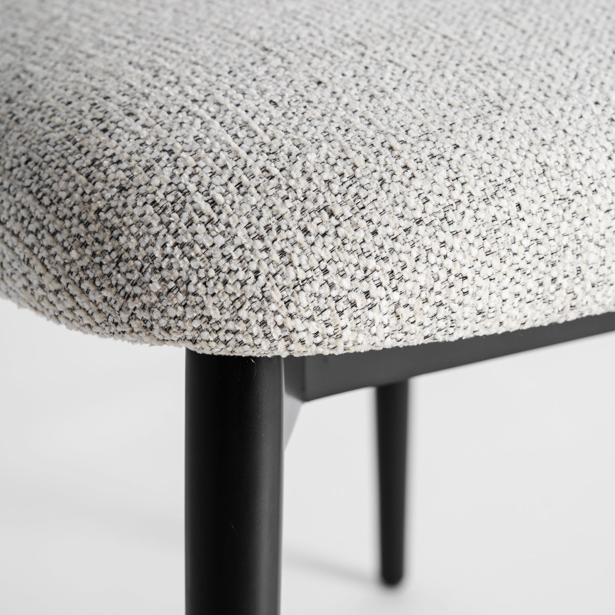 Silla de arce negro y tapizado gris Forcall