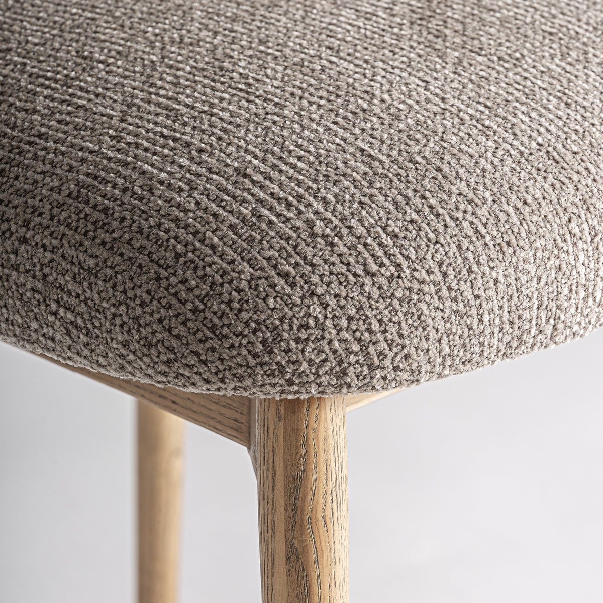 Silla de arce y tapizado topo Forcall