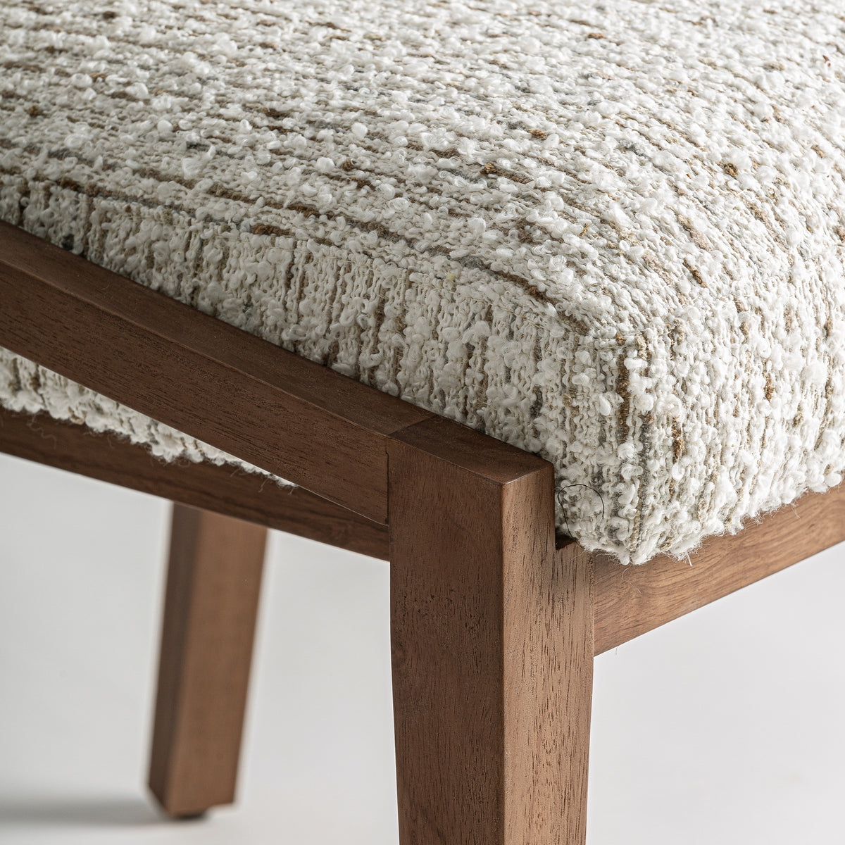 Silla de caucho tapizada en beige Catí