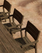 Silla de exterior apilable de teca envejecida Genesis