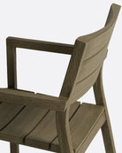 Silla de exterior apilable de teca envejecida Genesis