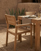 Silla de exterior apilable de teca Genesis