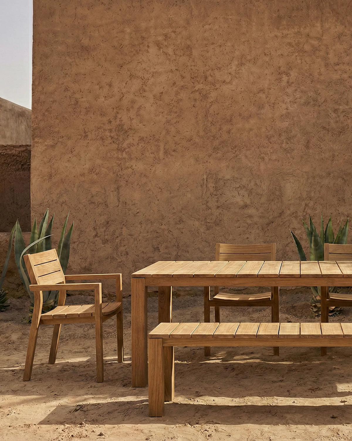 Silla de exterior apilable de teca Genesis