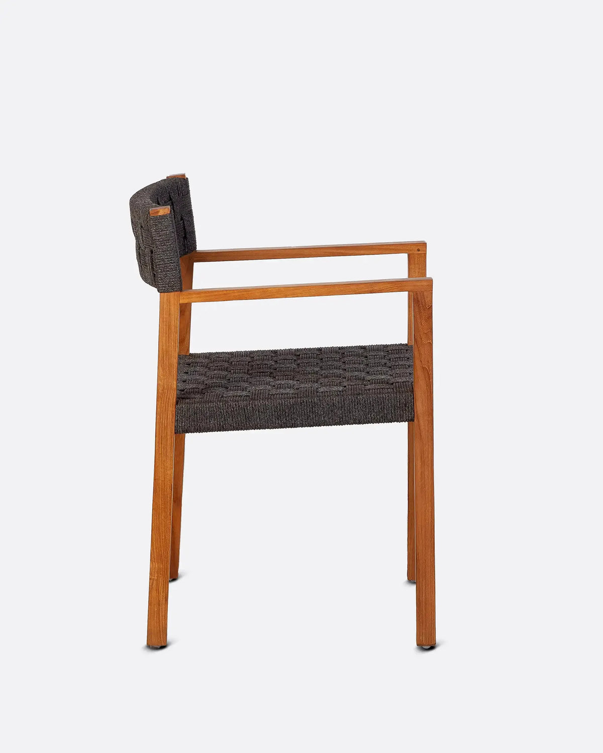 Silla de exterior con reposabrazos de teca y cuerda sintética Cora