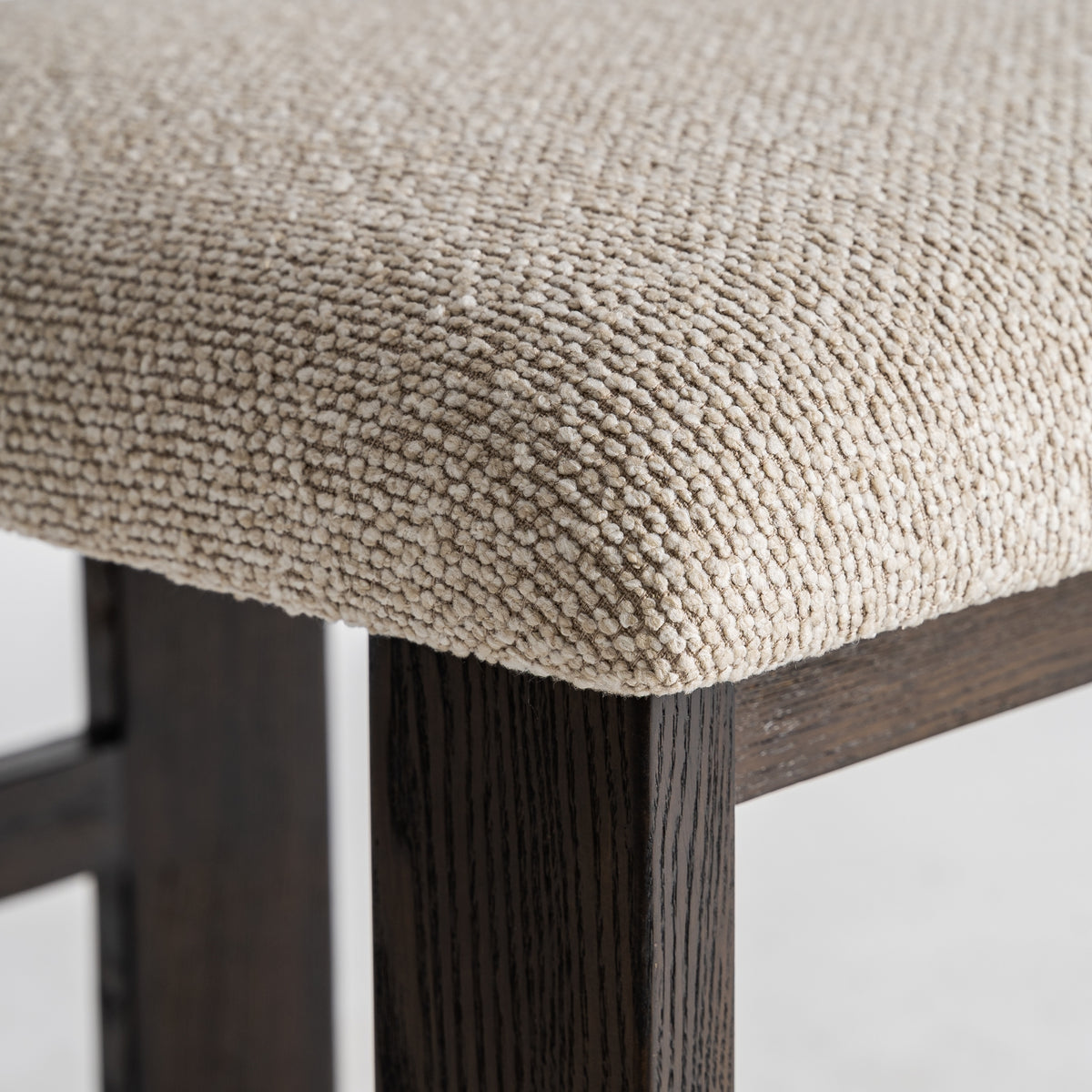 Silla de fresno negro y tapizado beige Vilafranca