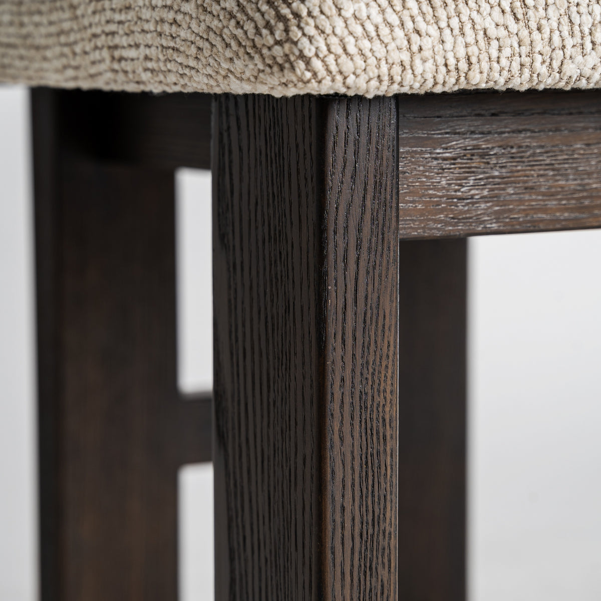 Silla de fresno negro y tapizado beige Vilafranca