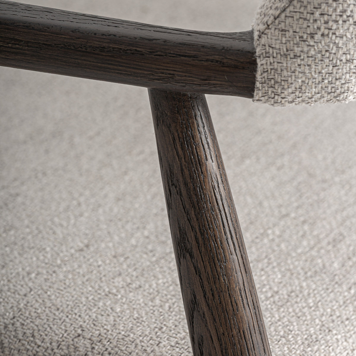 Silla de fresno negro y tapizado gris Navarrés