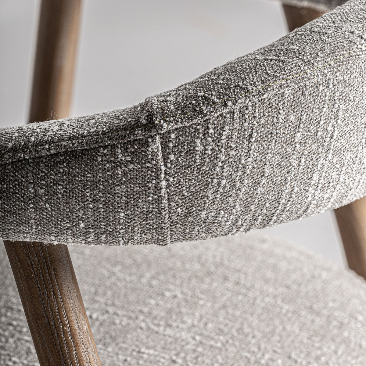 Silla de fresno tapizada en gris Culla