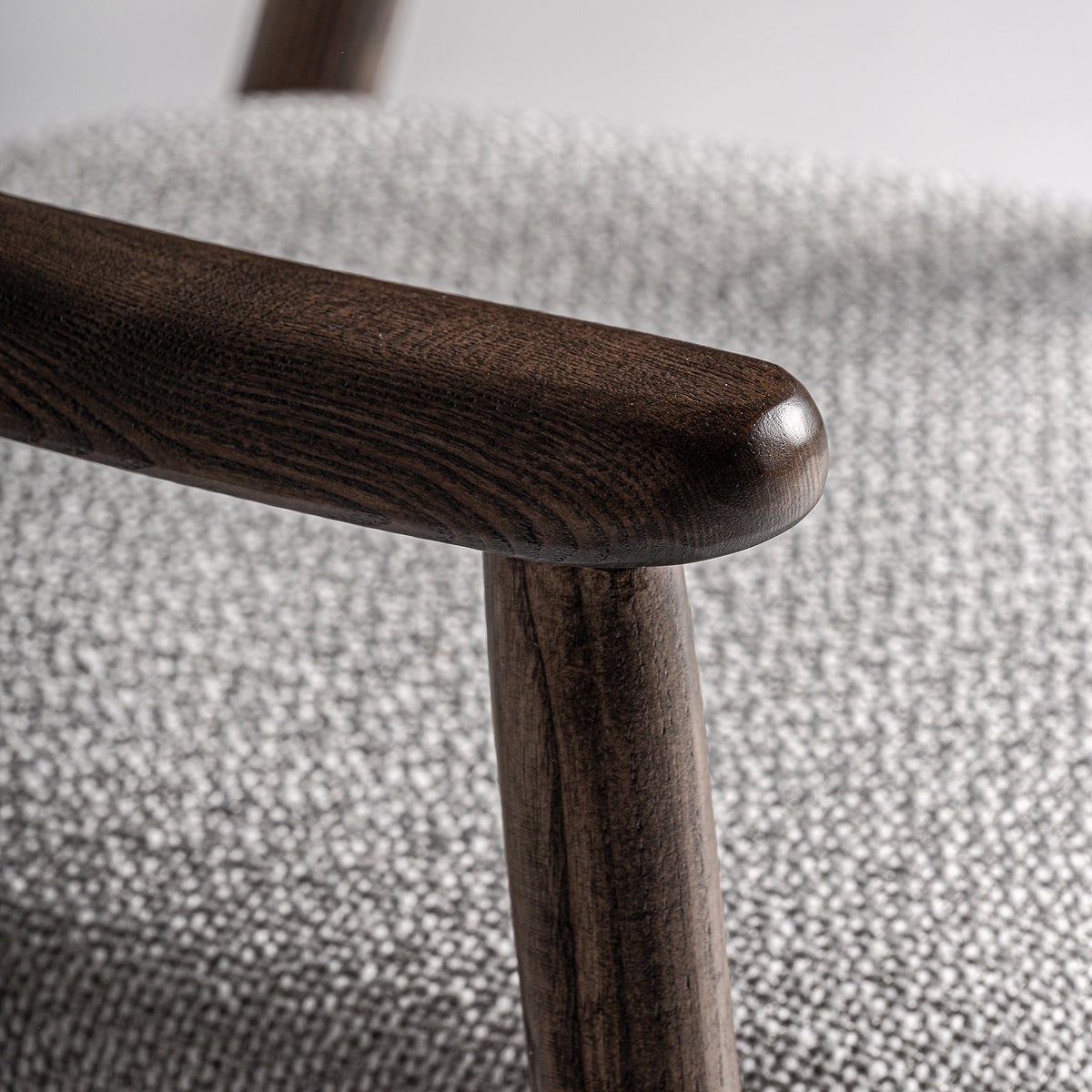 Silla de fresno tapizada gris Benirràs