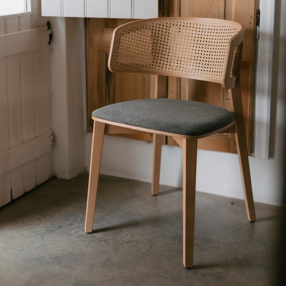 Silla de haya con respaldo de rejilla Flavia