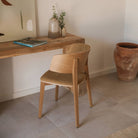 Silla de haya tapizada con brazos Nadia