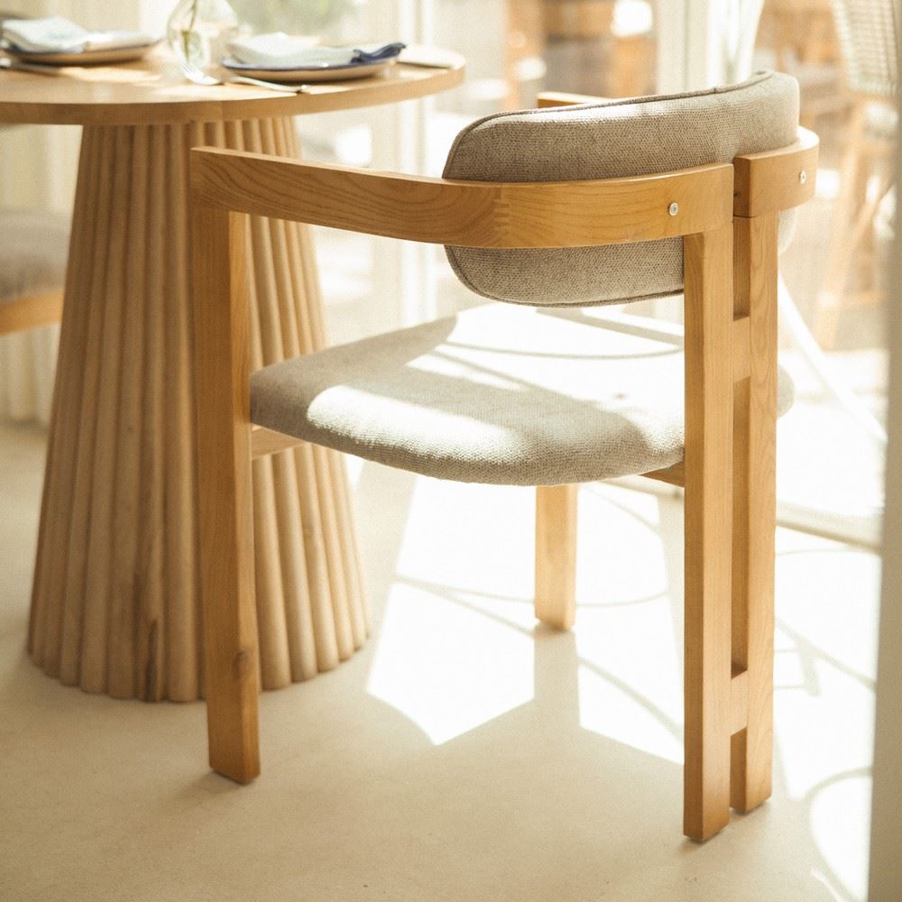 Silla de madera de olmo tapizada Gisela