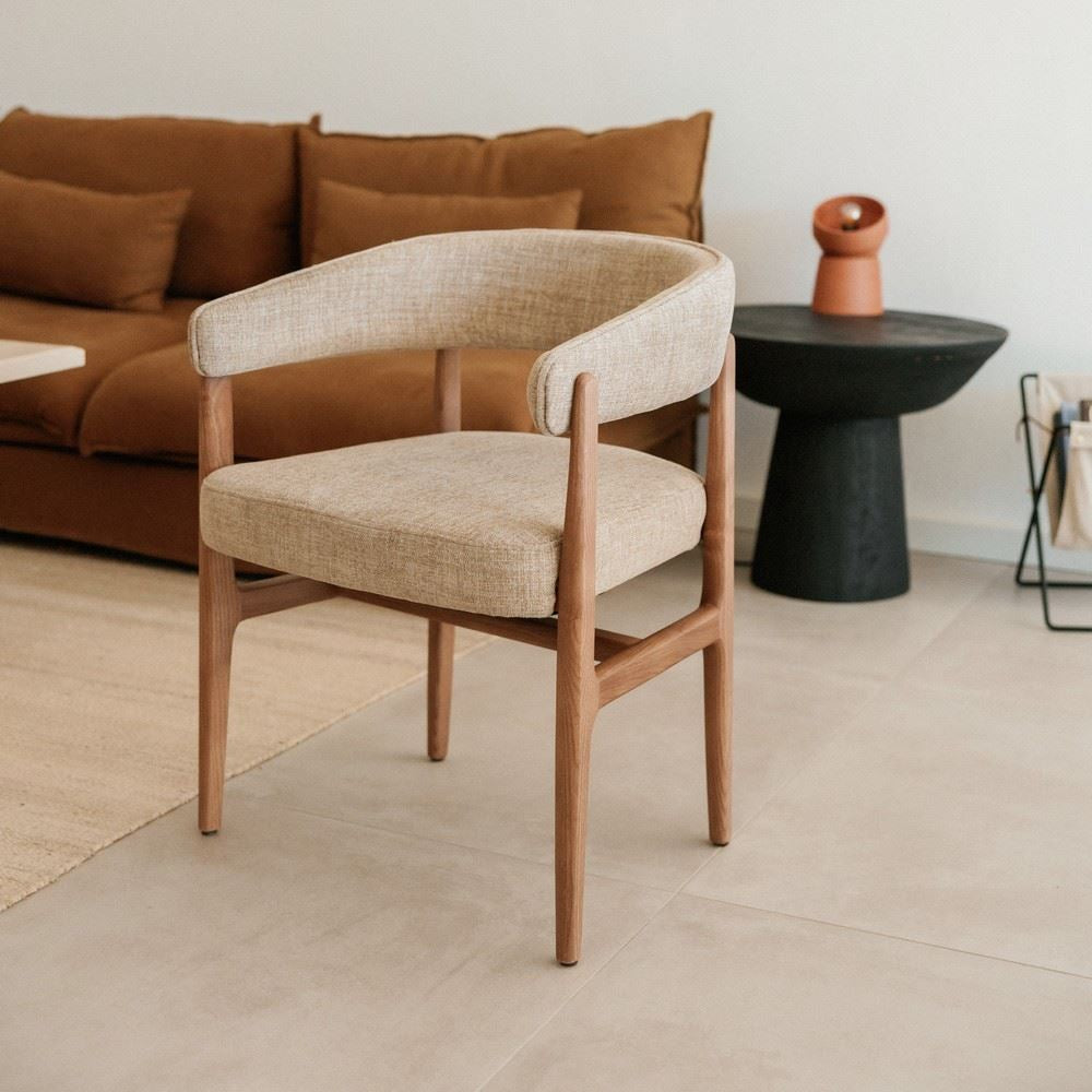 Silla de madera tapizada con brazos Tejat