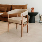 Silla de madera tapizada con brazos Tejat