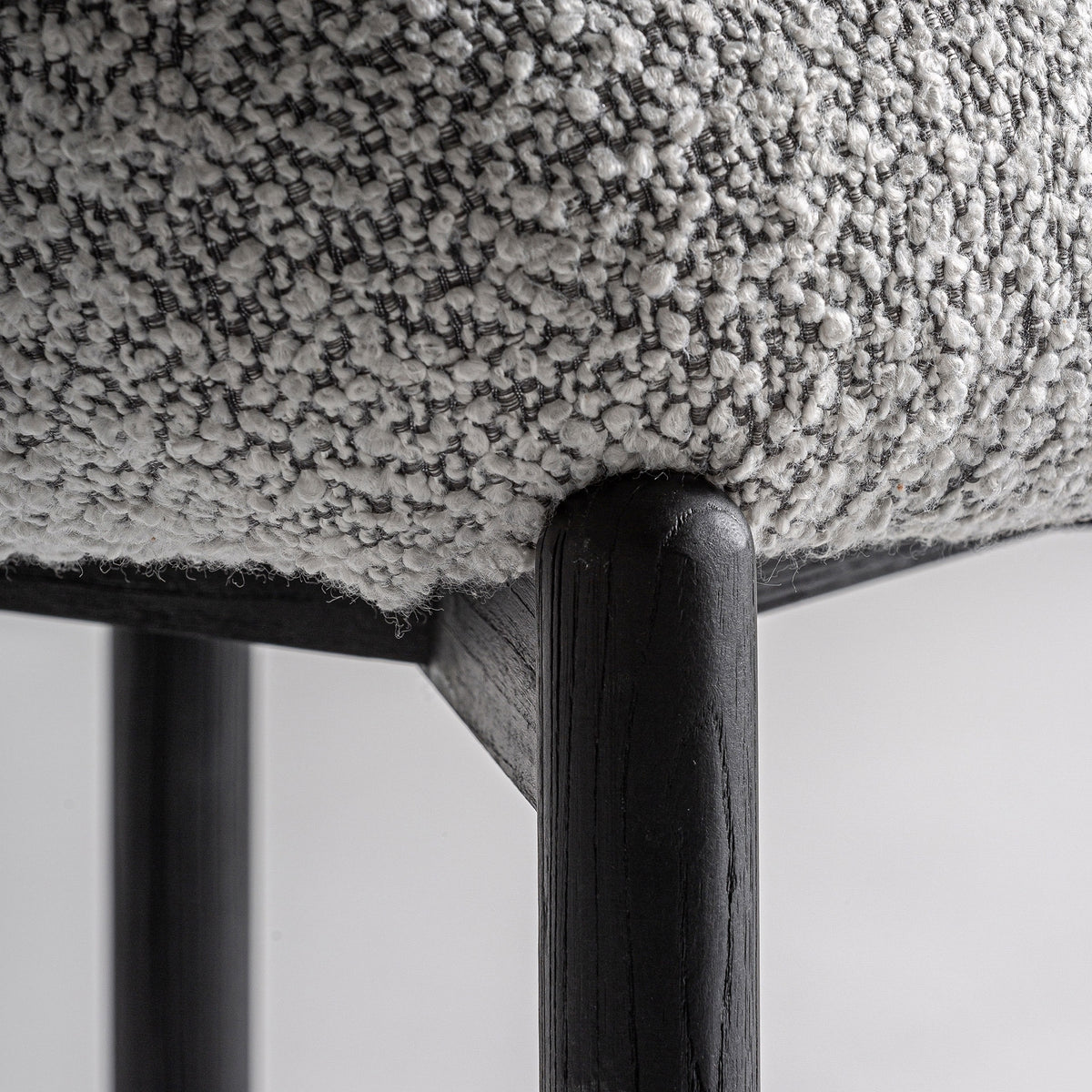 Silla de olmo bicolor y tapizado gris Alcossebre