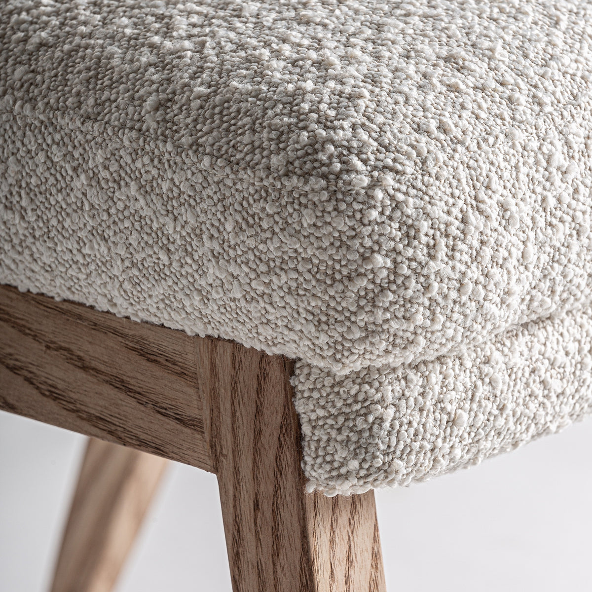 Silla de pino y bouclé blanco Beniarrés