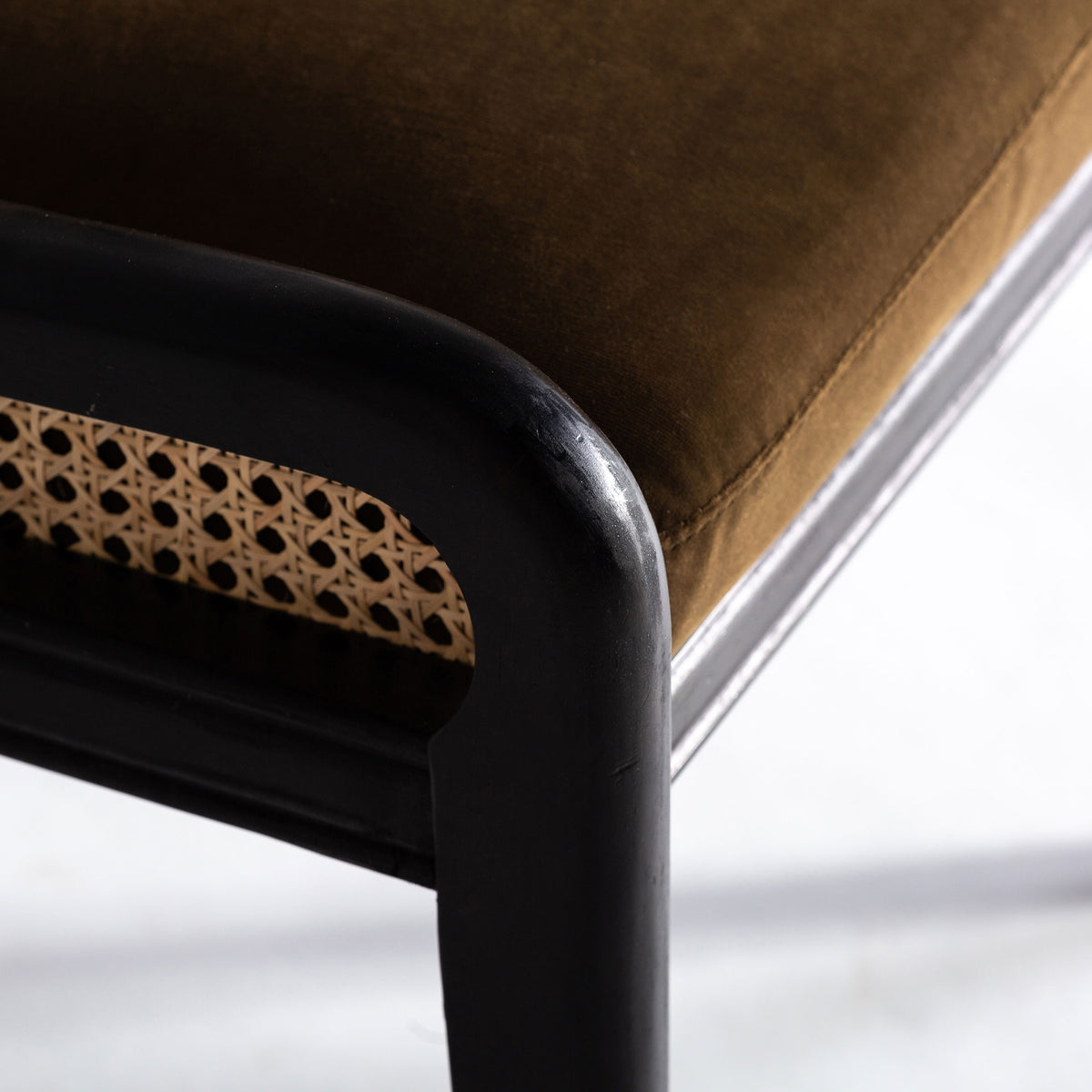 Silla de ratán y terciopelo camel Balàfia