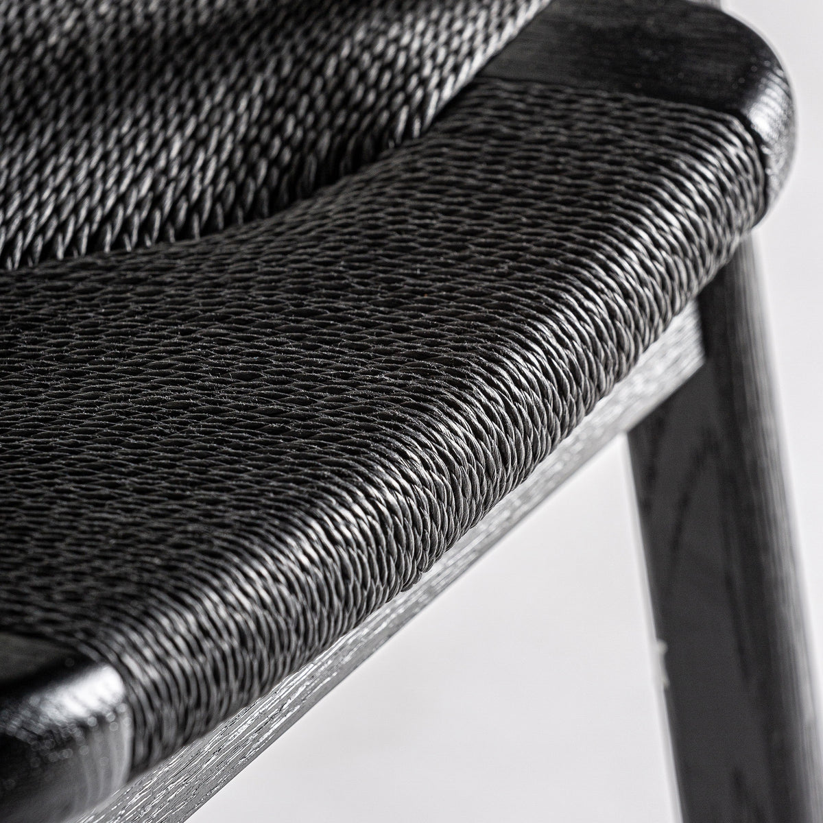 Silla de roble negro y fibra natural Bolbaite