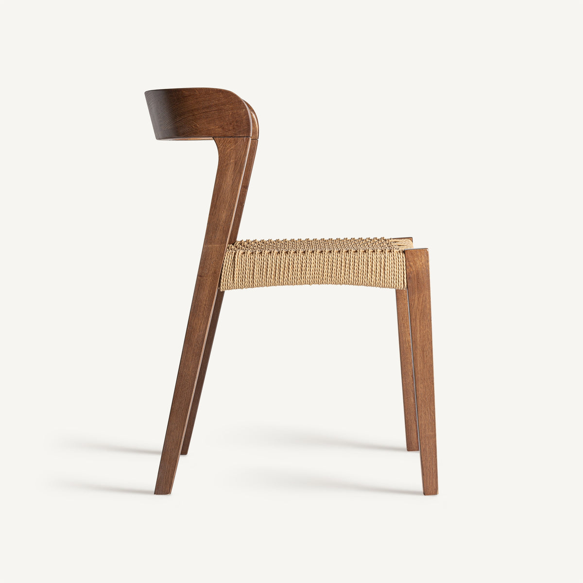 Silla de roble y fibra natural Tagomago