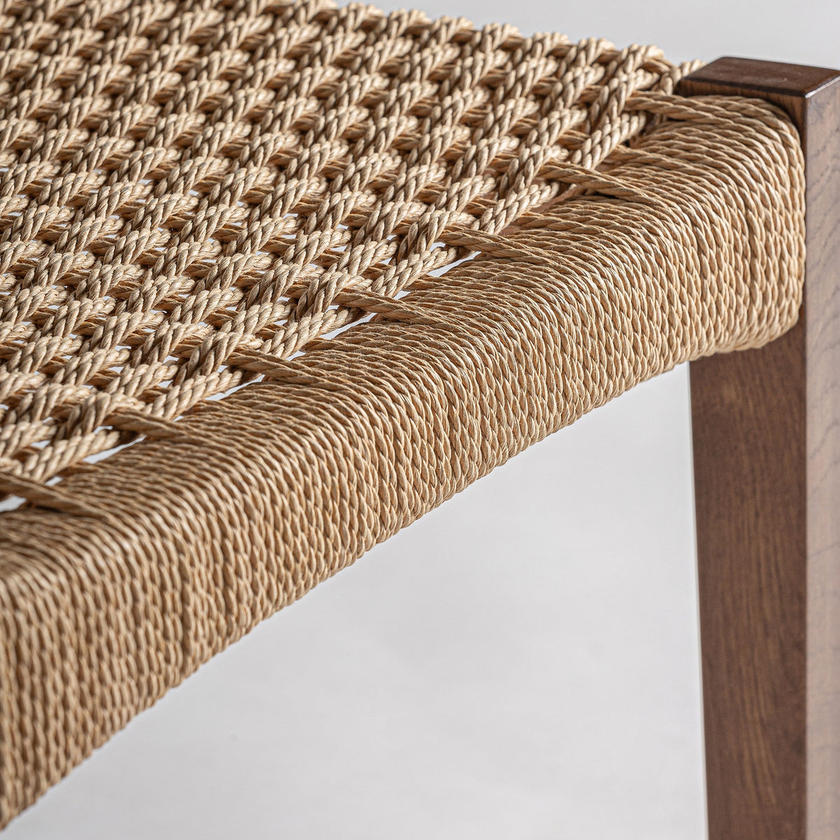 Silla de roble y fibra natural Tagomago