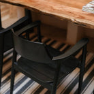 Silla de teca torneada negra Estela