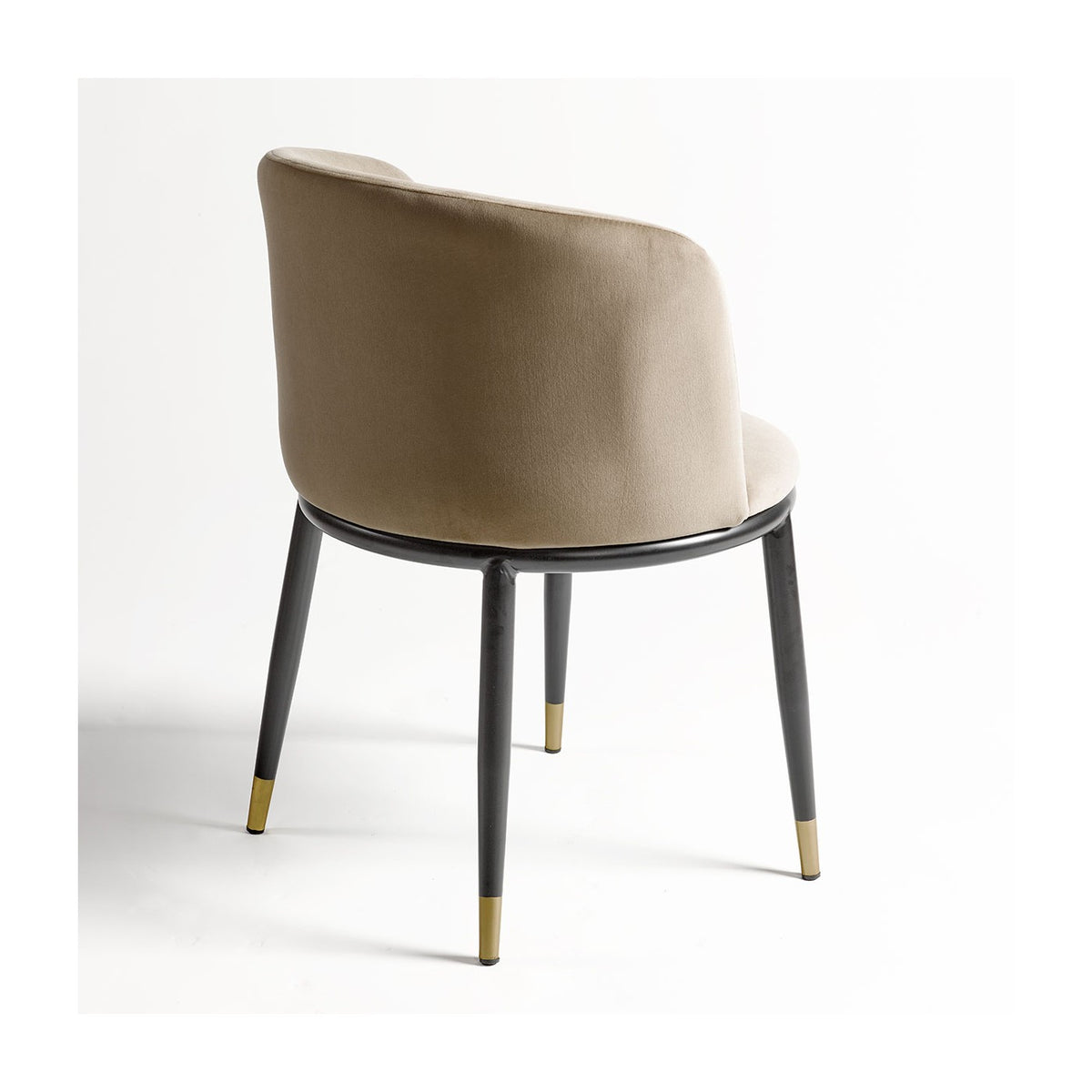 Silla de terciopelo beige con asiento redondo Freila