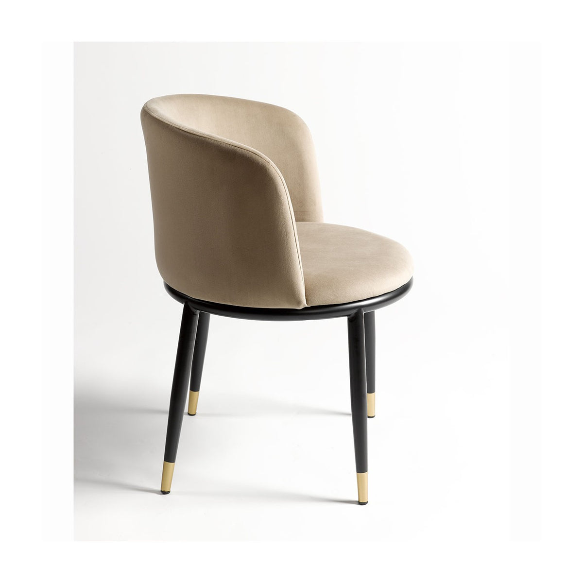 Silla de terciopelo beige con asiento redondo Freila