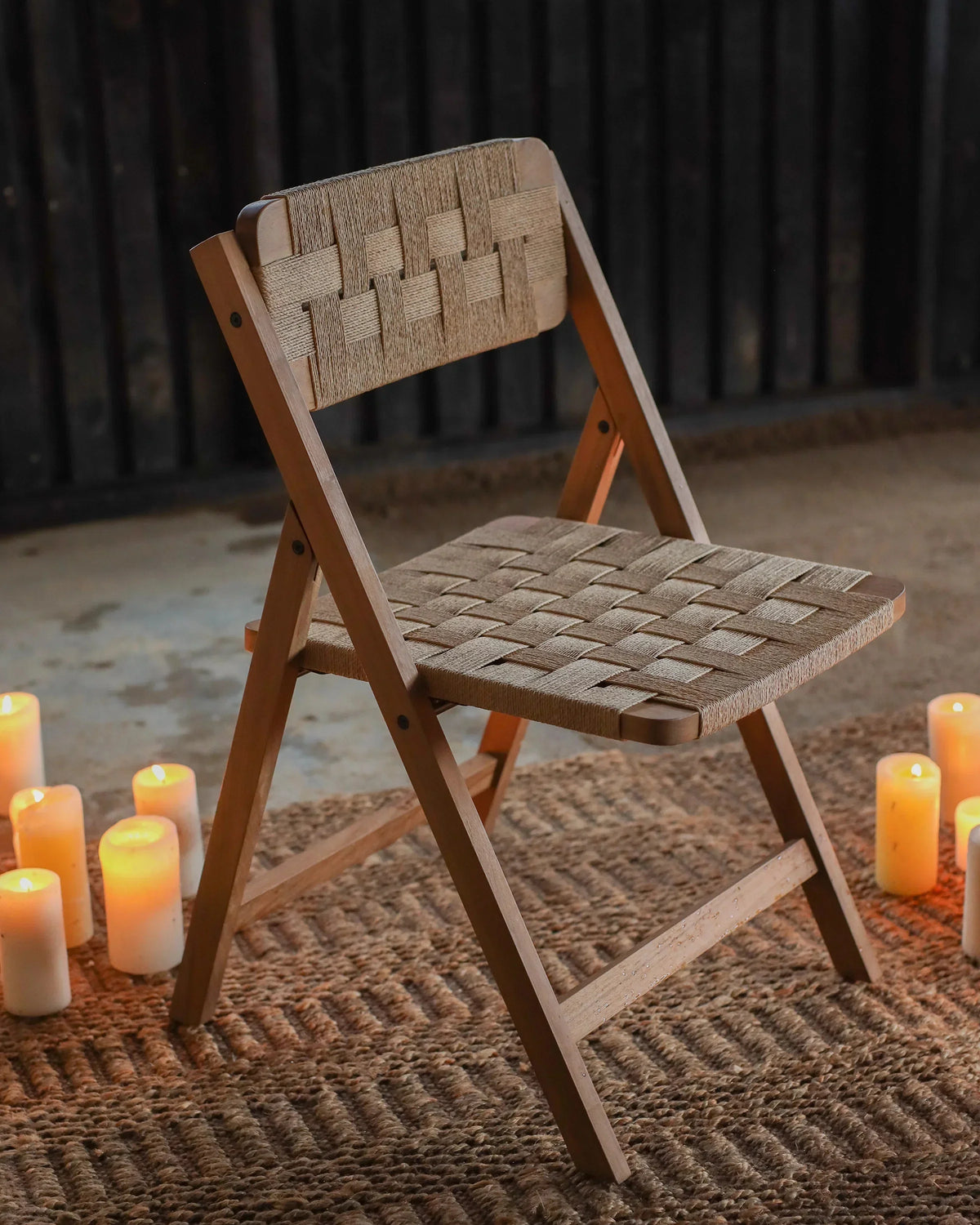 Silla plegable de teca y cuerda de papel Cora