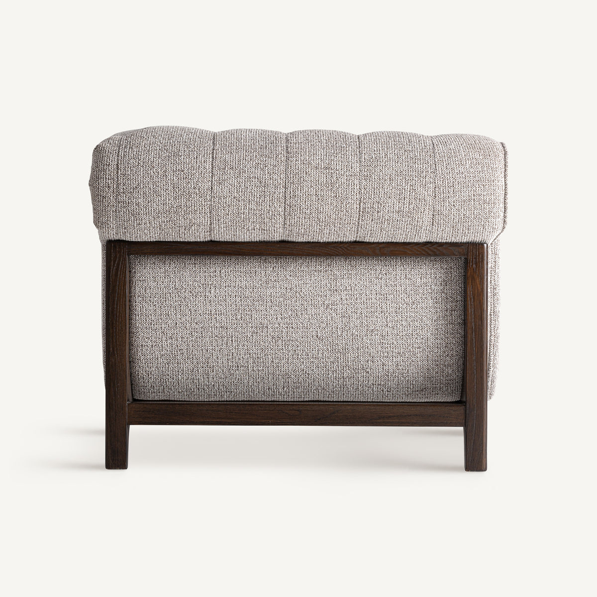 Sillón amplio de fresno tapizado gris La Mola