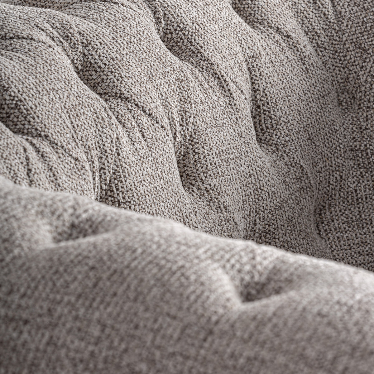 Sillón amplio de fresno tapizado gris La Mola