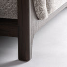 Sillón amplio de fresno tapizado gris La Mola