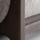 Sillón amplio de fresno tapizado gris La Mola