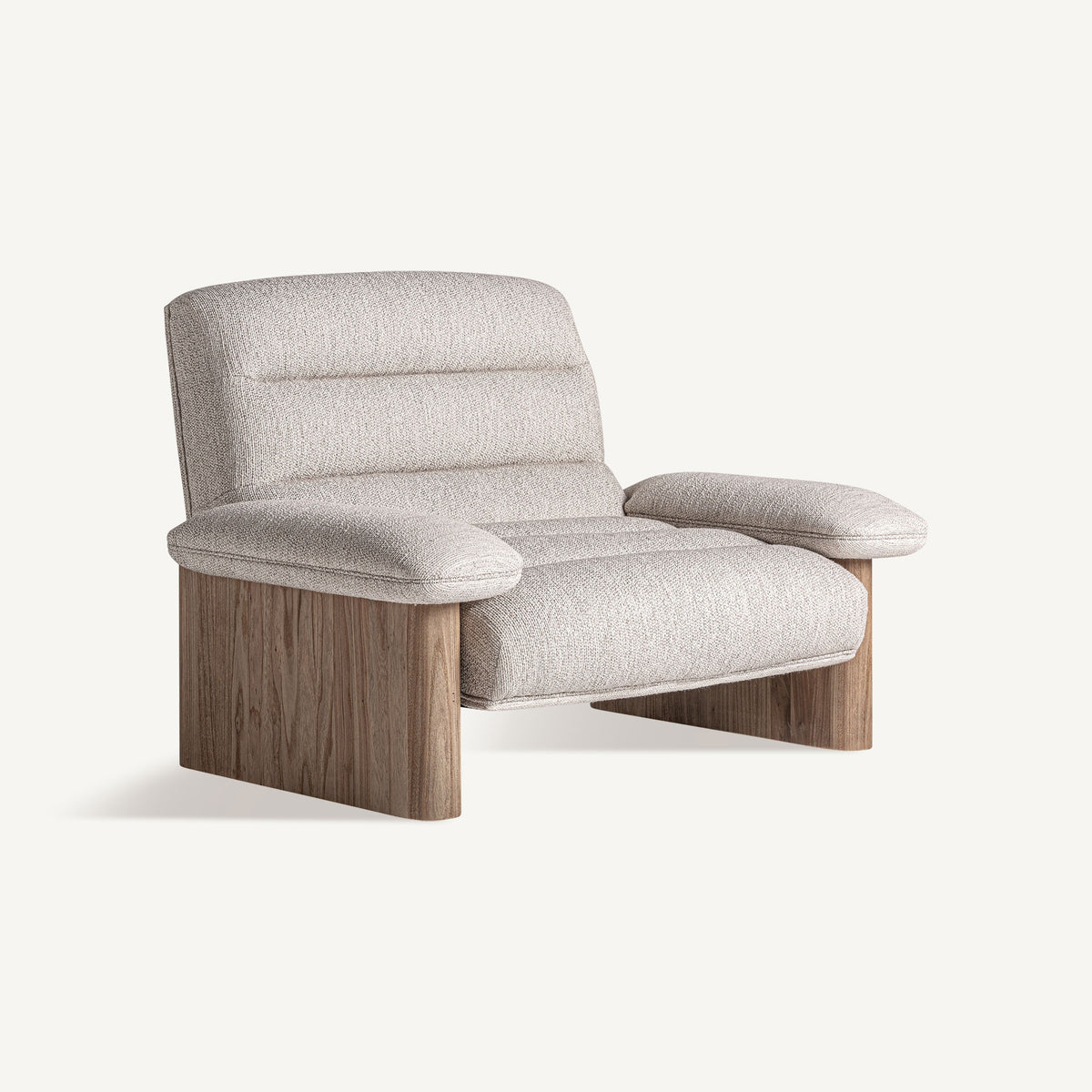 Sillón amplio de olmo tapizado beige Es Caló