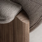 Sillón amplio de olmo tapizado beige Es Caló
